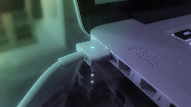 Jak wybrać zasilacz do laptopa?